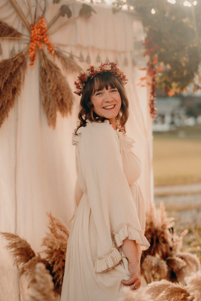 Frau im Bohokleid mit Haarkranz