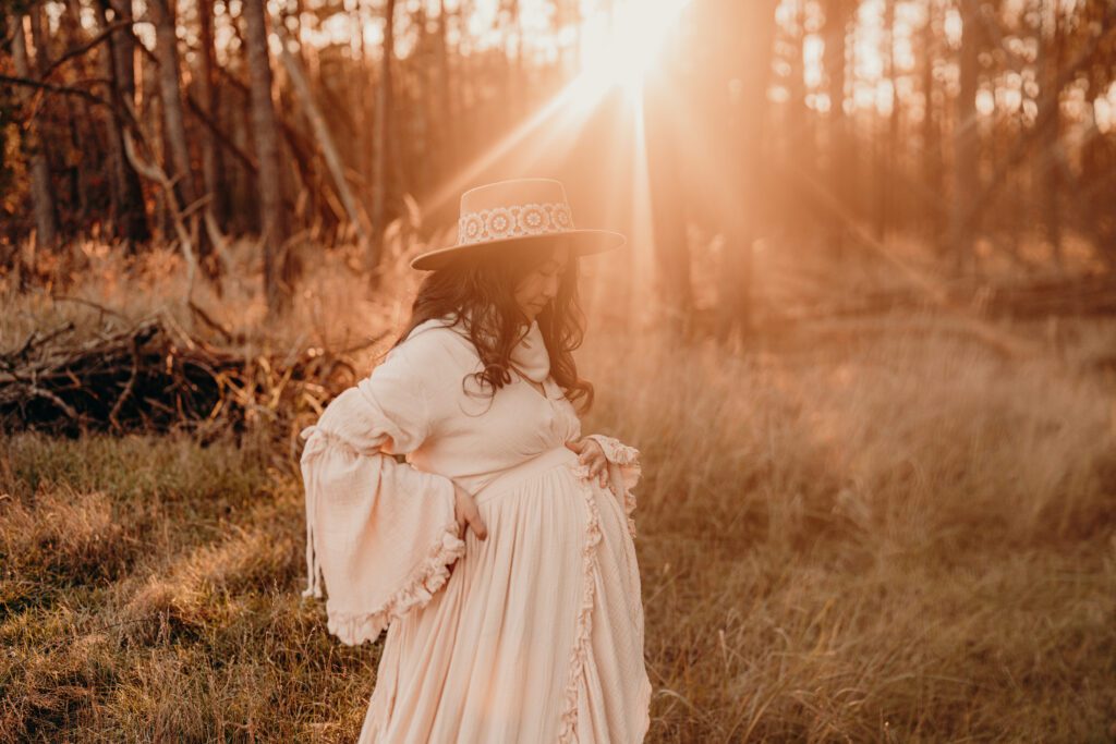 Schwangere Frau im Sonnenuntergang