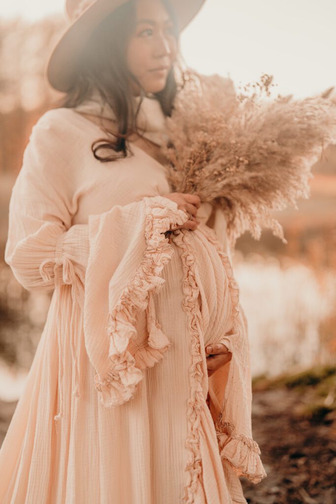 Schwangere Frau im Boho-Kleid