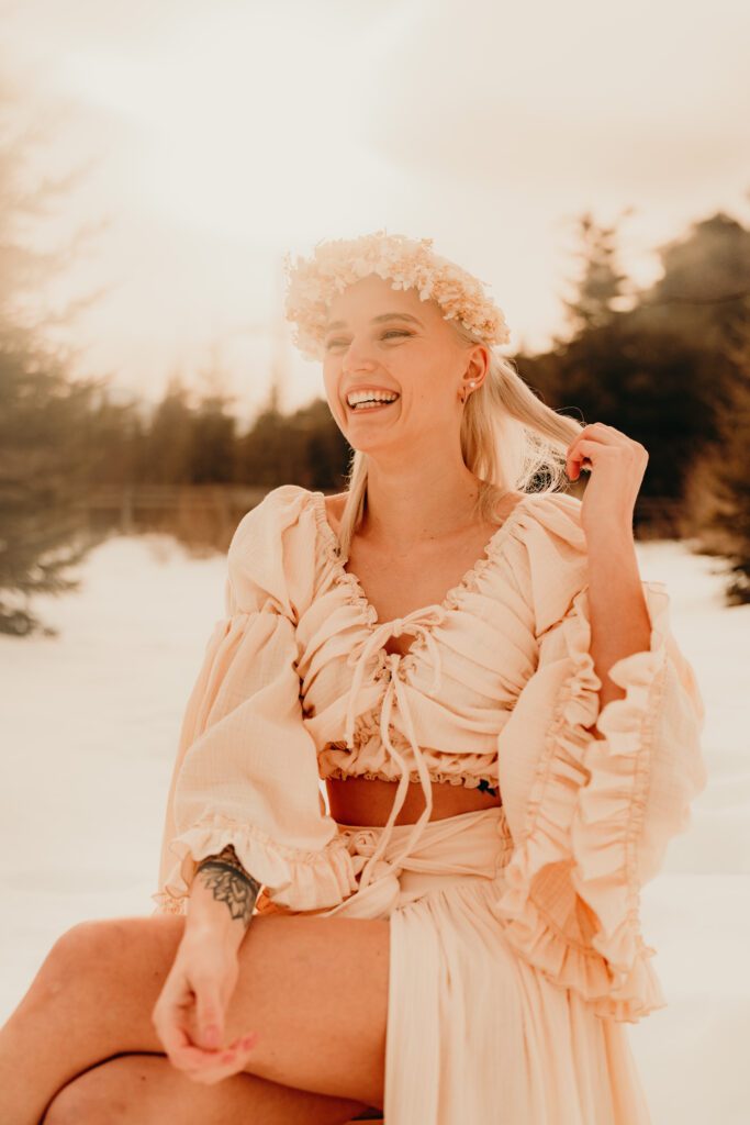 Frau mit Haarkranz und Bohokleid