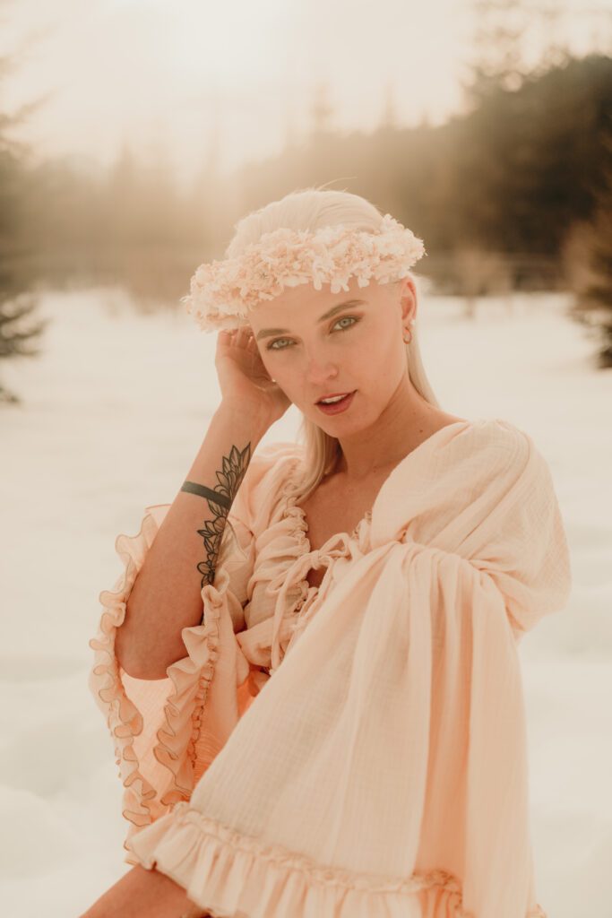 Frau mit Haarkranz und Bohokleid