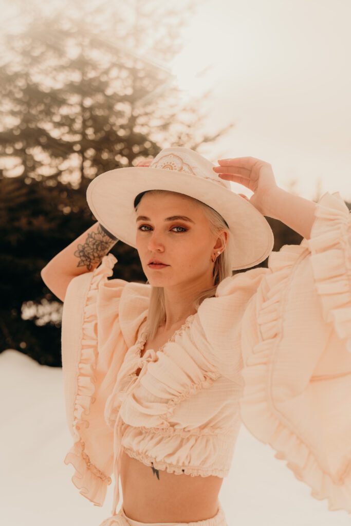 Frau mit Hut und Bohokleid