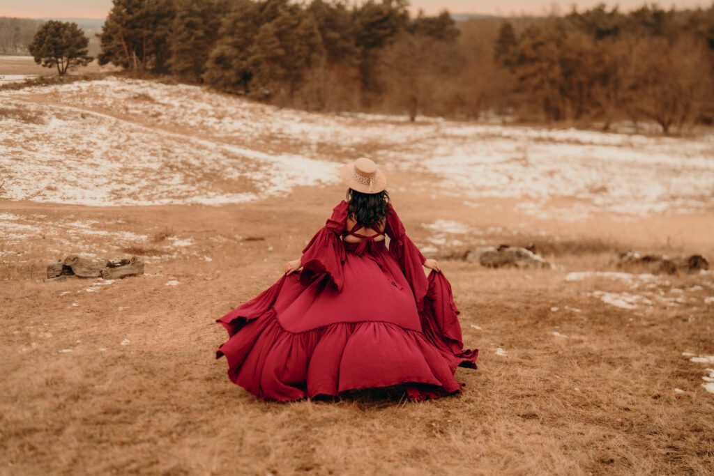 Frau in rotem Kleid und Hut