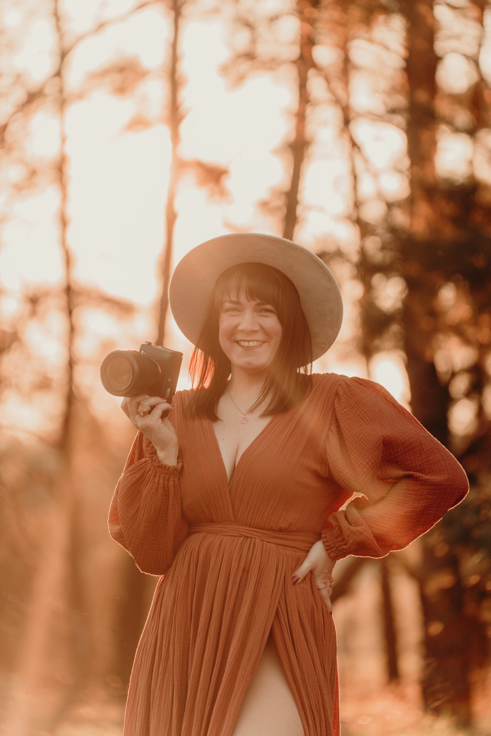 Frau mit Hut und Kamera