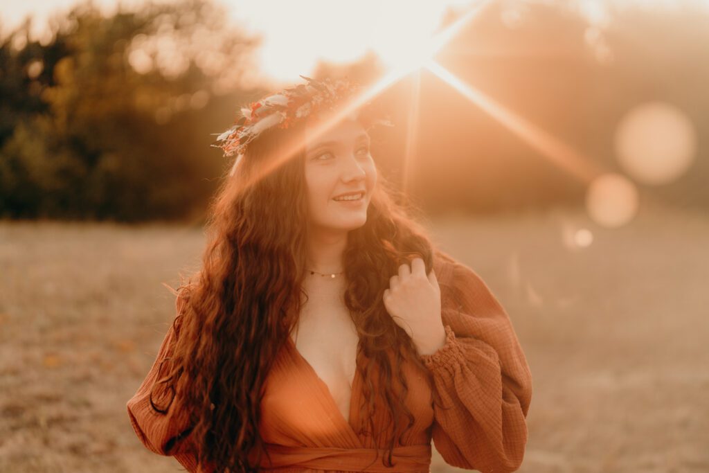 Frau mit Bohokleid im Sonnenuntergang