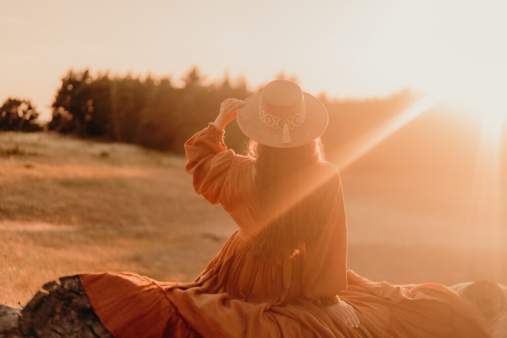 Frau mit Hut und Bohokleid
