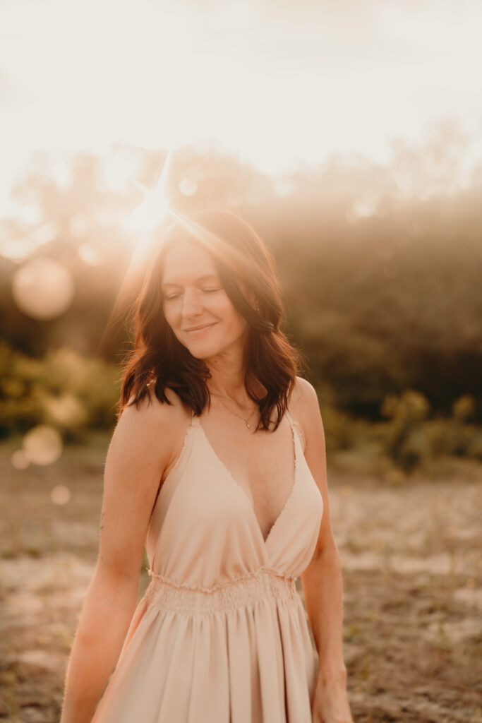 Frau im Sonnenuntergang