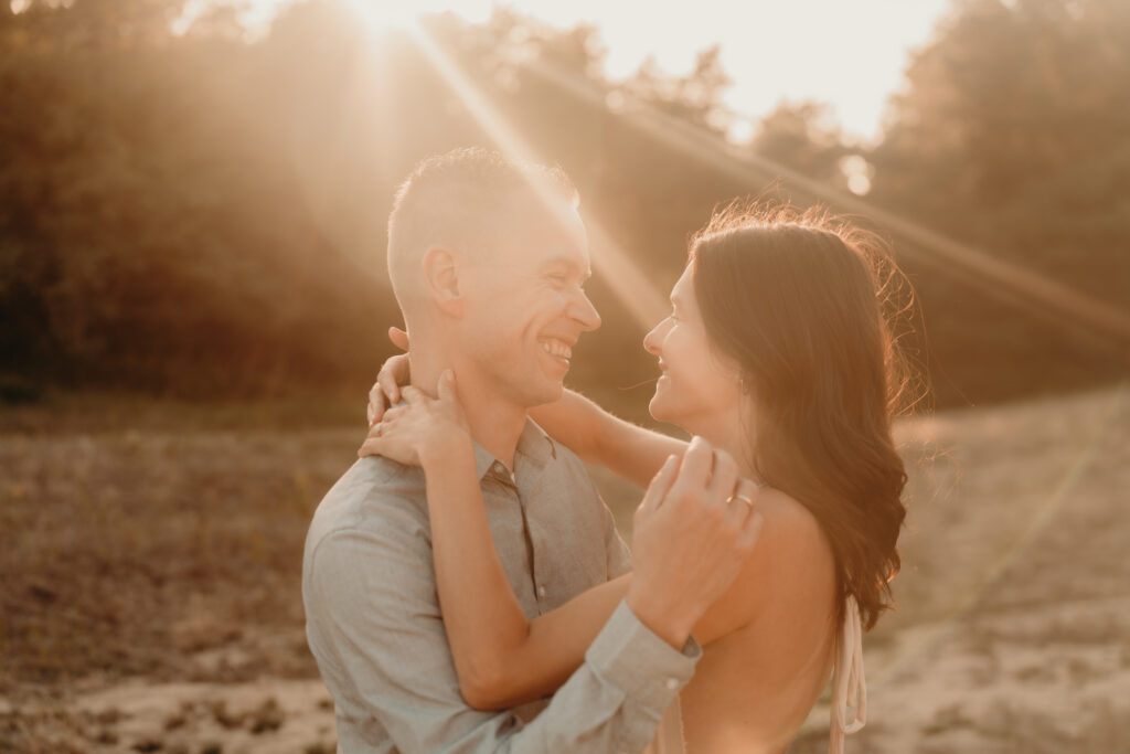 Glückliches Paar im Sonnenuntergang